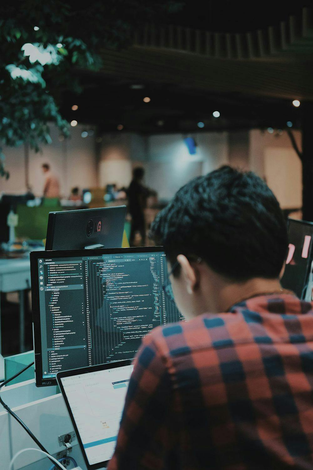 Learn the essentials of a software engineer's resume, from showcasing technical skills to choosing professional templates and tailoring for specific roles.