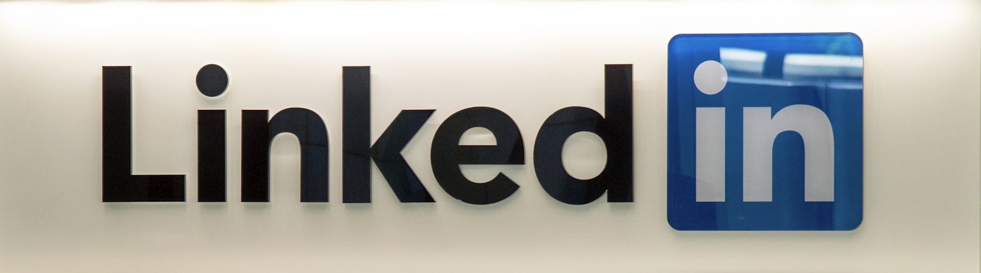 Learn how to add your resume to LinkedIn with this step-by-step guide. Discover expert tips to ensure your profile catches the eye of potential employers.