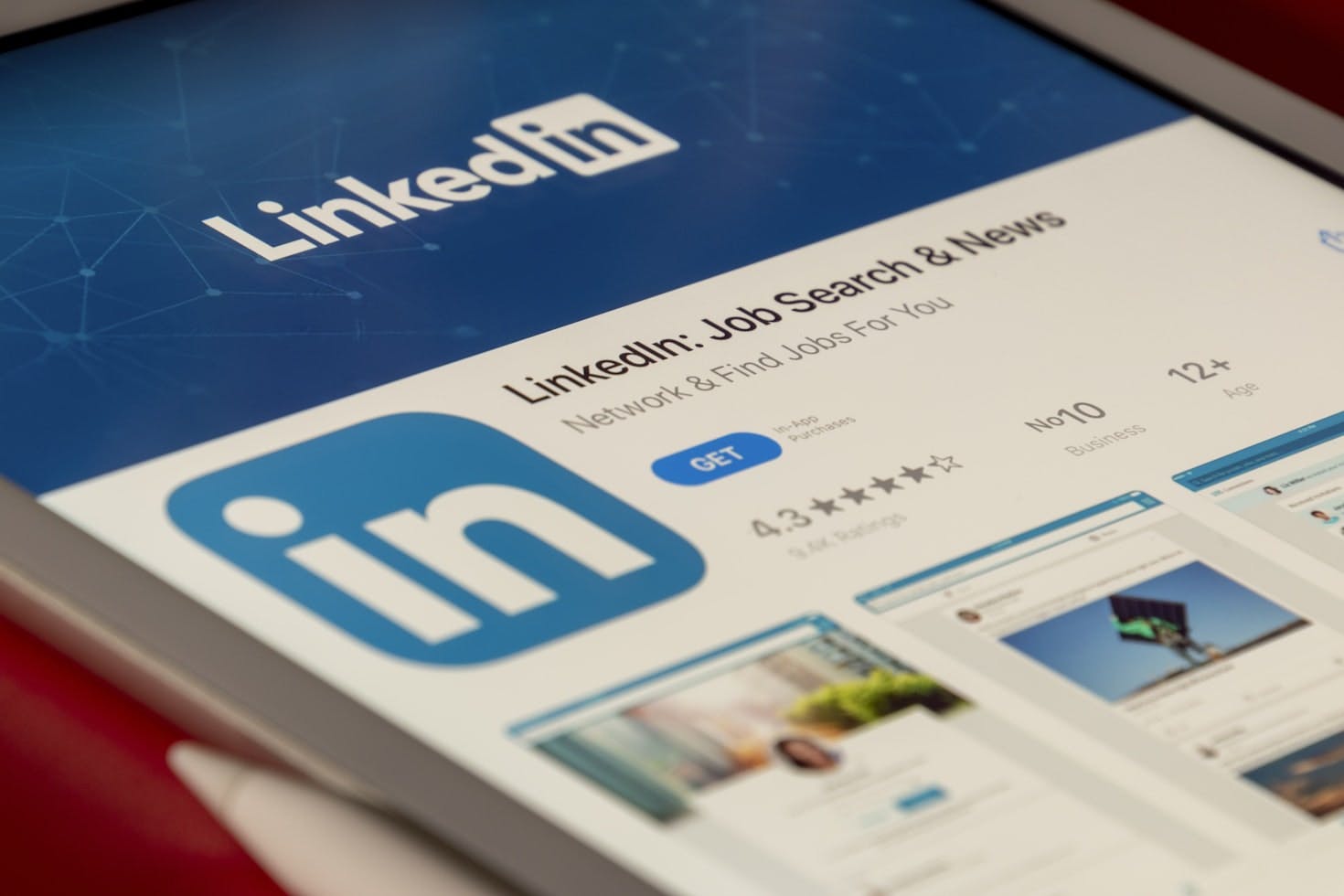 Discover how to upload a resume to LinkedIn with our step-by-step guide. Boost your online presence and make your profile stand out to recruiters. Learn tips for an effective LinkedIn profile today.